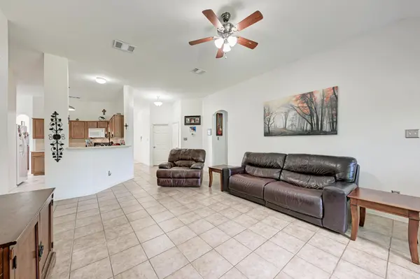 104 Edison DR, Hutto, TX 78634