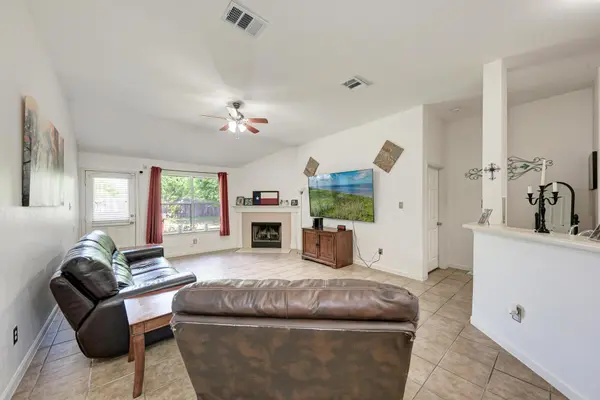 104 Edison DR, Hutto, TX 78634