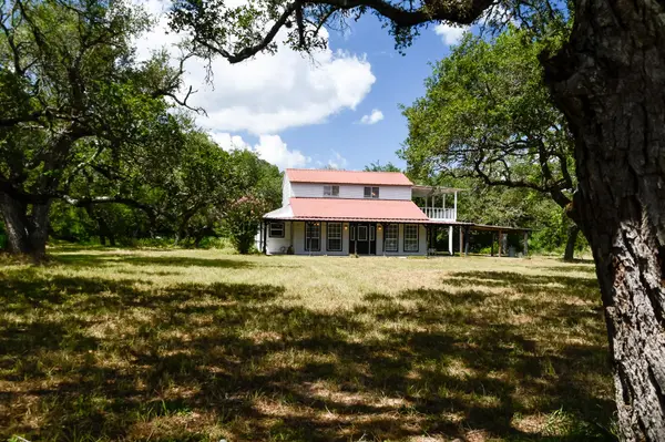 1097 White Loop RD, Columbus, TX 78934