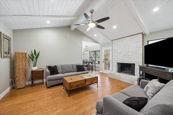 208 Maple DR, Mountain City, TX 78610