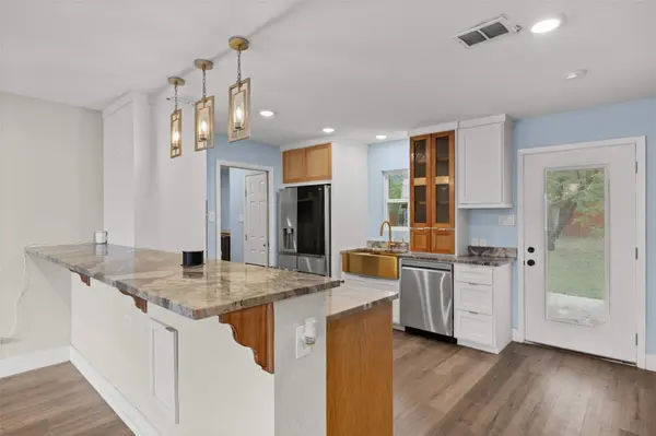 5206 Emerald Forest DR, Austin, TX 78745
