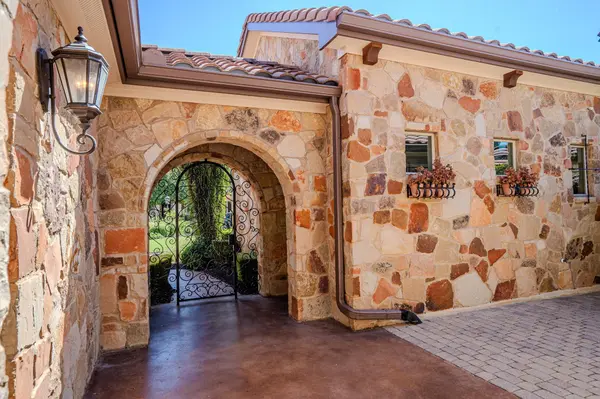 121 Feritti DR, Lakeway, TX 78734