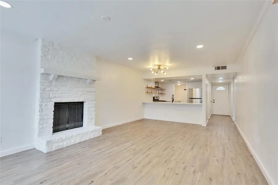 6910 Lovely LN, Austin, TX 78744
