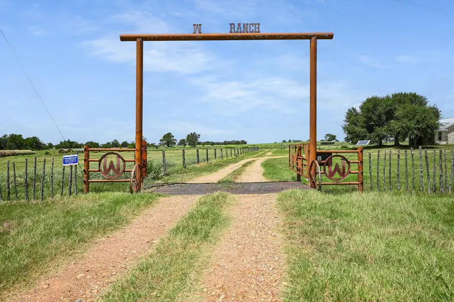 1170 Private Road 3241, Lincoln, TX 78948