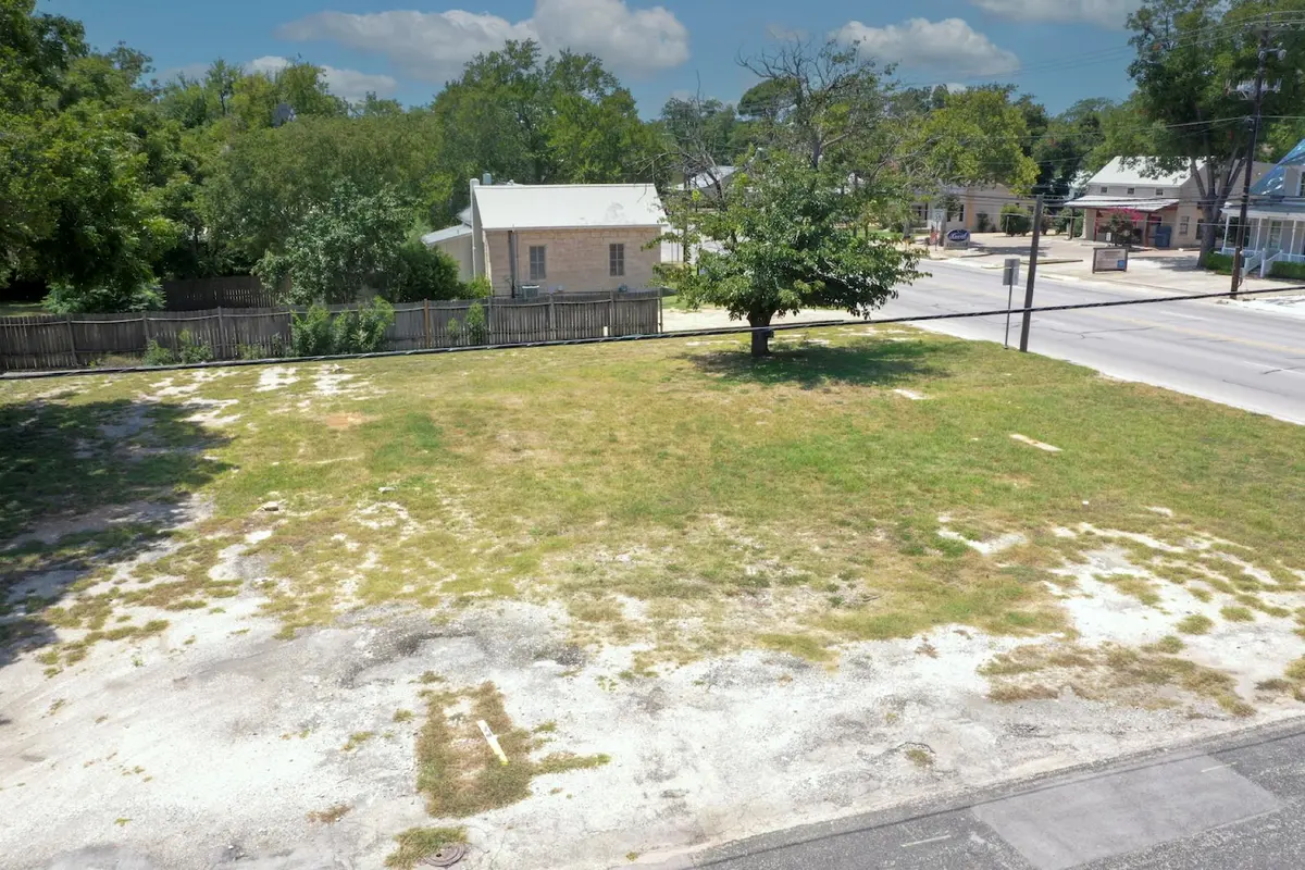 611 N Llano ST, Fredericksburg, TX 78624