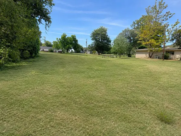 105 Navasota LN, Seguin, TX 78155