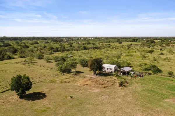 625 Callihan RD, Luling, TX 78648