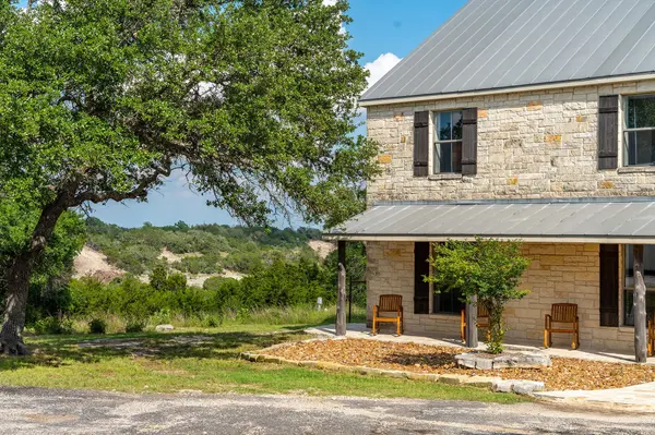 117 Point RD, Fredericksburg, TX 78624