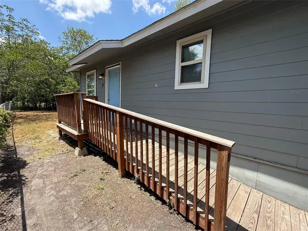 1009 Alex ST #B, Lockhart, TX 78644