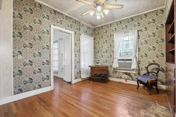 514 S Main ST, Lockhart, TX 78644