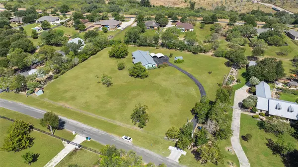 132 Tomahawk TRL, Seguin, TX 78155
