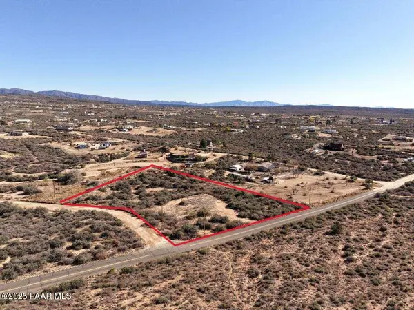 8565 S Donegal DR, Wilhoit, AZ 86332
