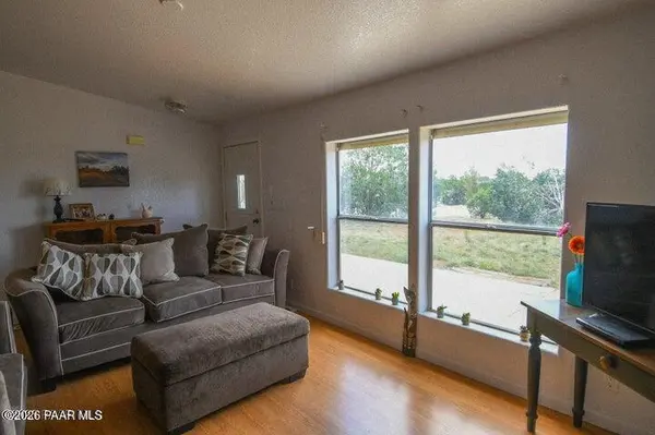 42449 N Spooky Owl TRL, Seligman, AZ 86337