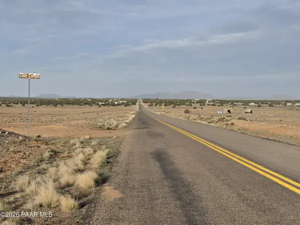 000 Fort Rock RD, Seligman, AZ 86337