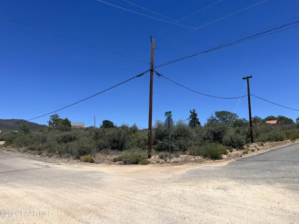 9488 S Steven TRL, Wilhoit, AZ 86332