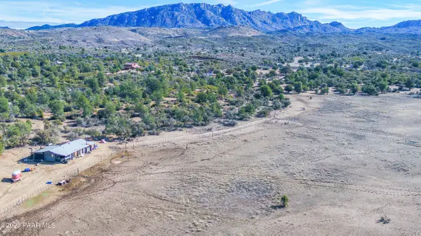 10499 W Tough Country TRL, Skull Valley, AZ 86338