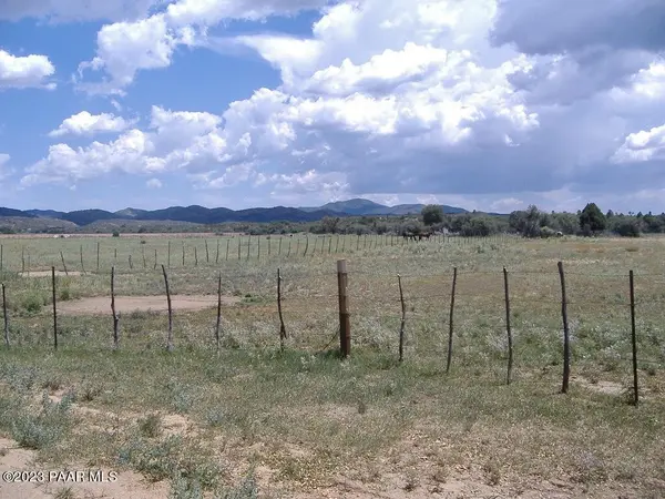 10499 W Tough Country TRL, Skull Valley, AZ 86338