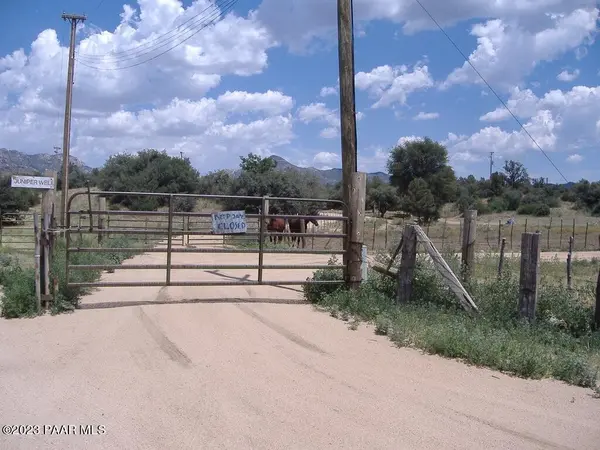 10499 W Tough Country TRL, Skull Valley, AZ 86338
