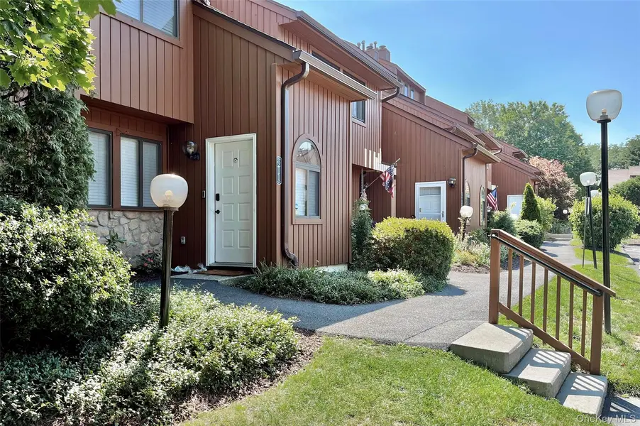 212 Falcon CT, Poughkeepsie, NY 12603