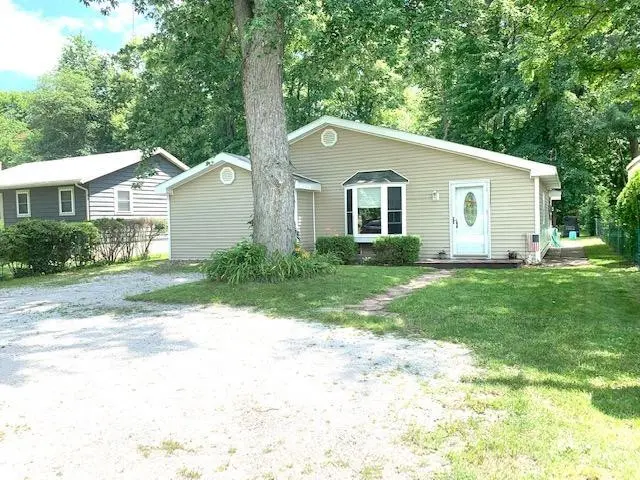3962 S Woodland RD, Knox, IN 46534