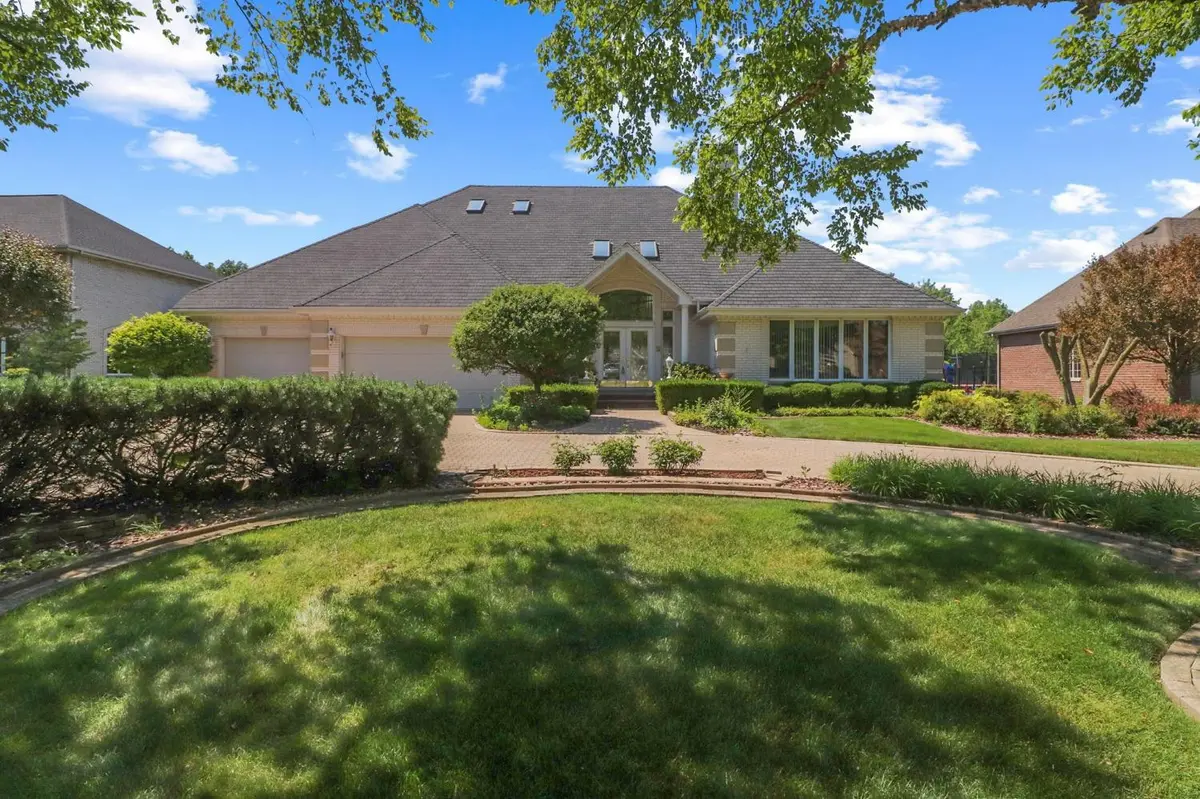 1048 Royal Dublin LN, Dyer, IN 46311