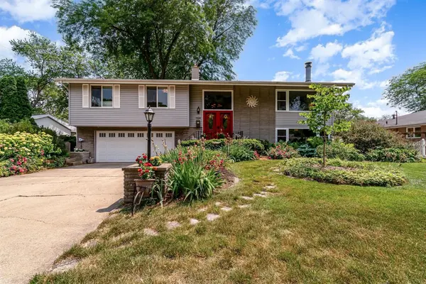 1324 Vivian LN, Munster, IN 46321