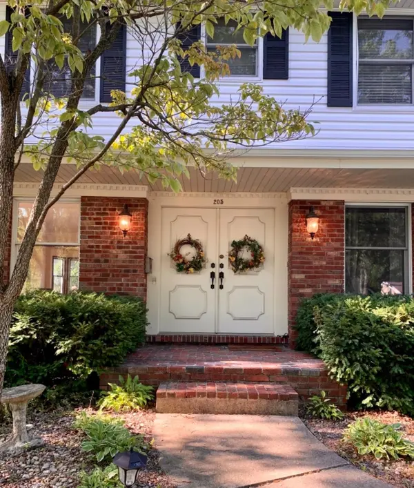205 Leeds DR, Valparaiso, IN 46383