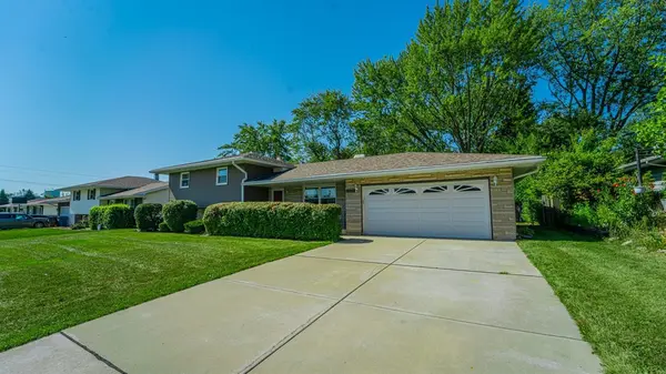 2332 Meadow LN, Schererville, IN 46375