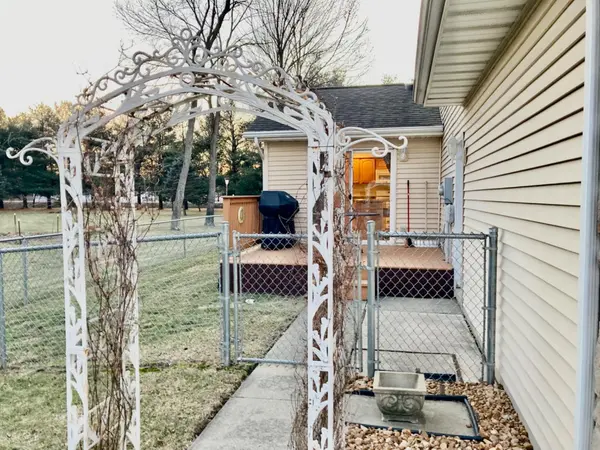 11378 N Pine CT, Wheatfield, IN 46392