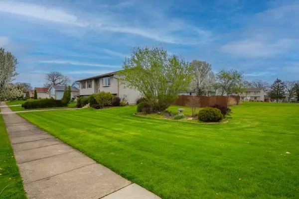 8695 Fulton PL, Crown Point, IN 46307