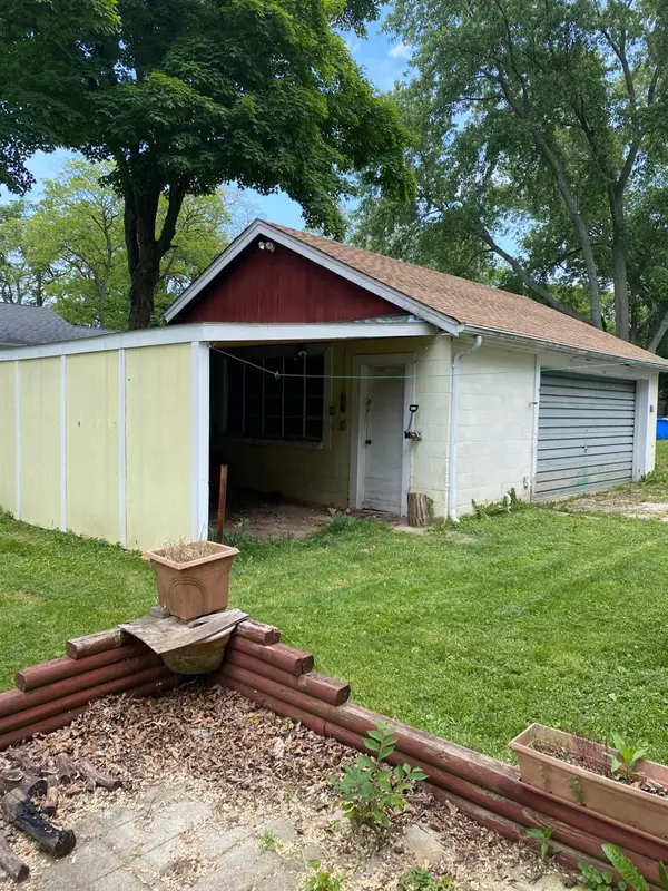 1401 Robin RD, Valparaiso, IN 46383