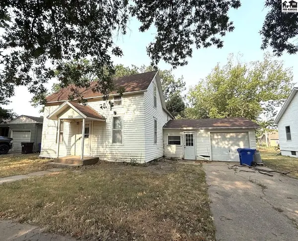 305 S Locust St, Inman, KS 67546