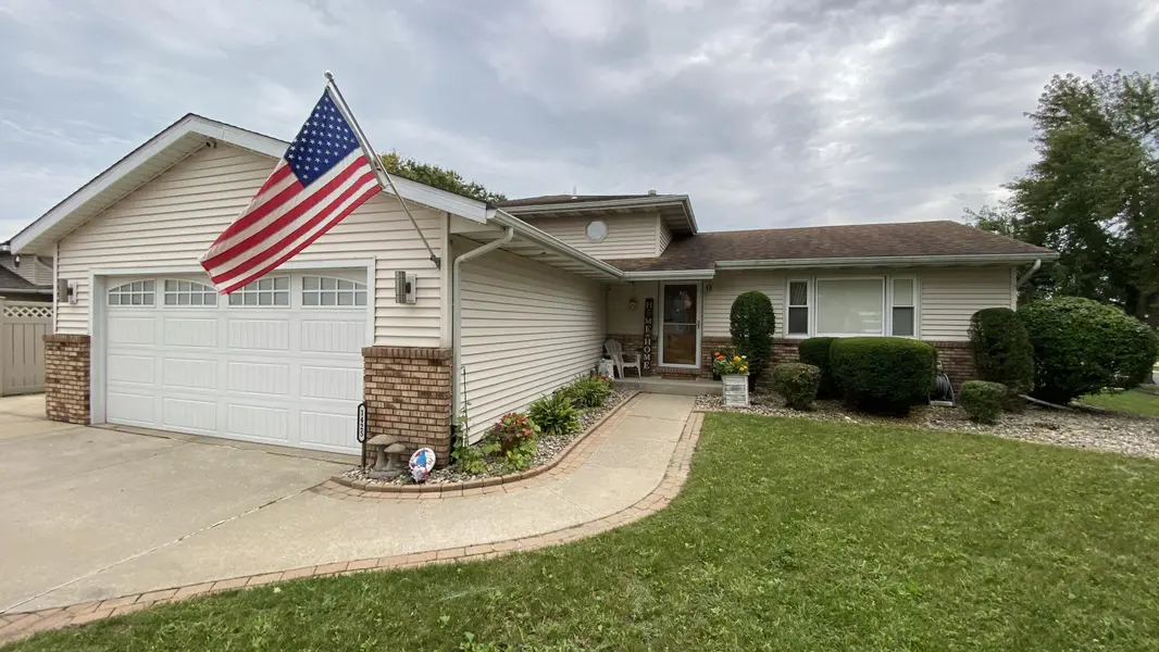 1425 W 97th PL, Crown Point, IN 46307