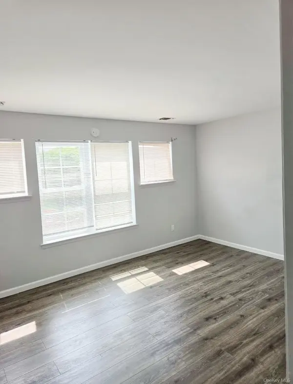 41 Maple Wing BLVD, Central Islip, NY 11722