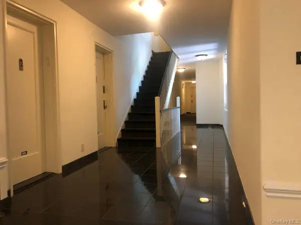 15 Canterbury #C-13, Great Neck Plaza, NY 11021