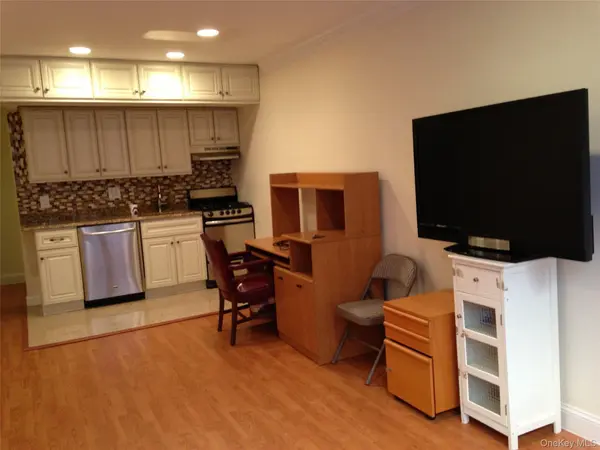 15 Canterbury #C-13, Great Neck Plaza, NY 11021