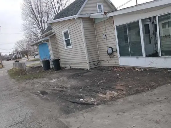 1322 S E ST, Elwood, IN 46036