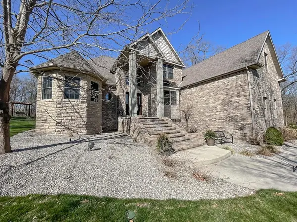 8164 Old Oak DR, Demotte, IN 46310