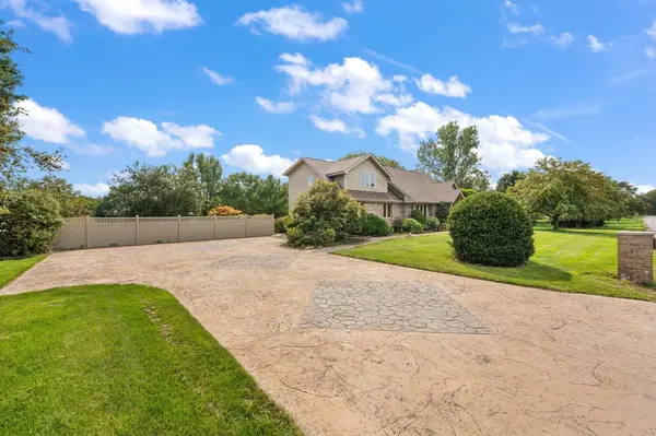 1704 Meadowglen DR, Valparaiso, IN 46383