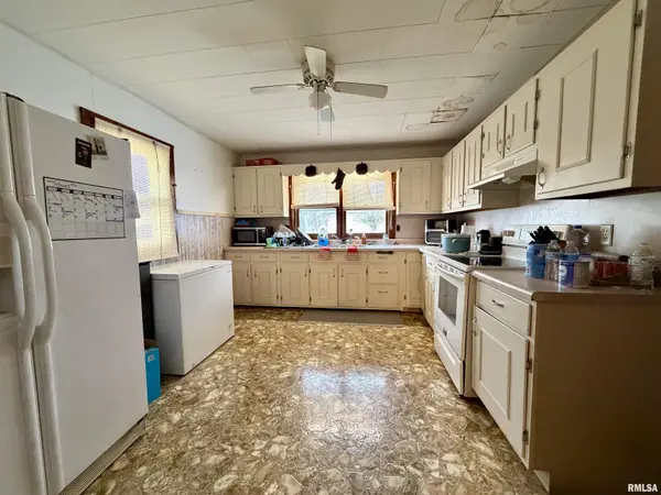 728 W PARISH ST, Harrisburg, IL 62946