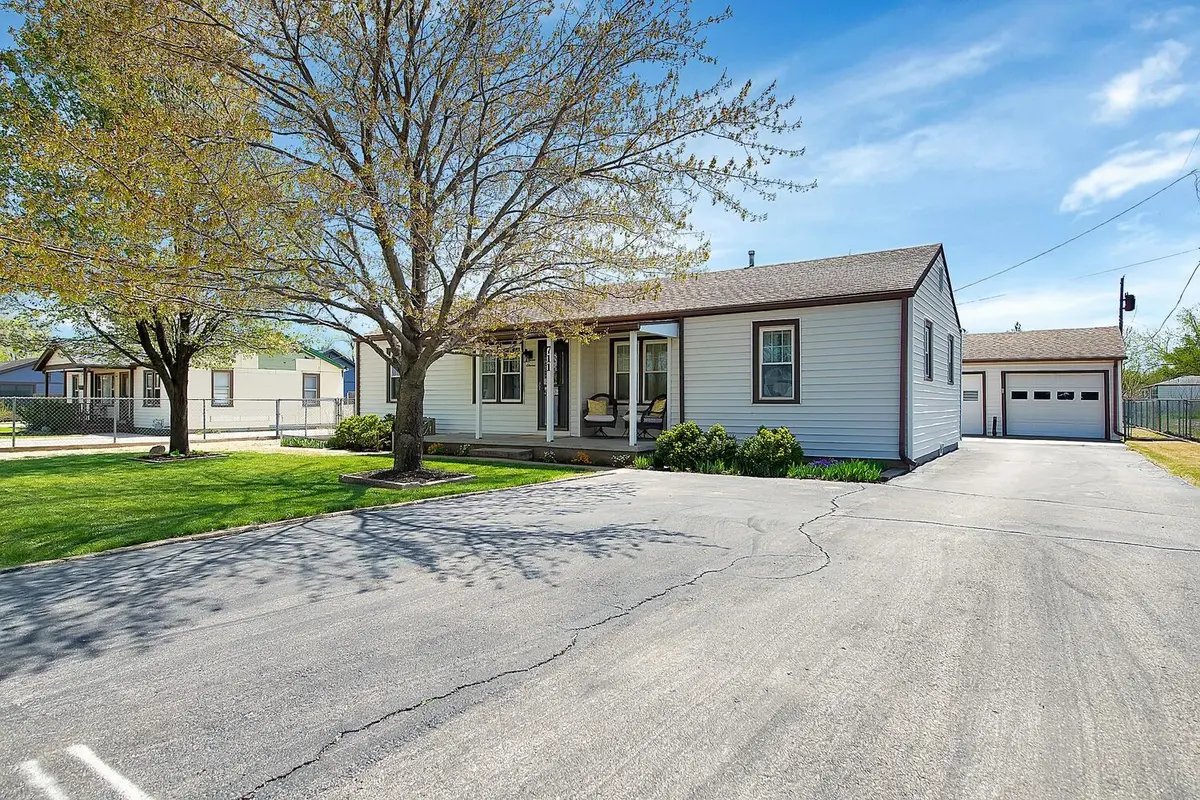 711 E 56th St S, Wichita, KS 67216