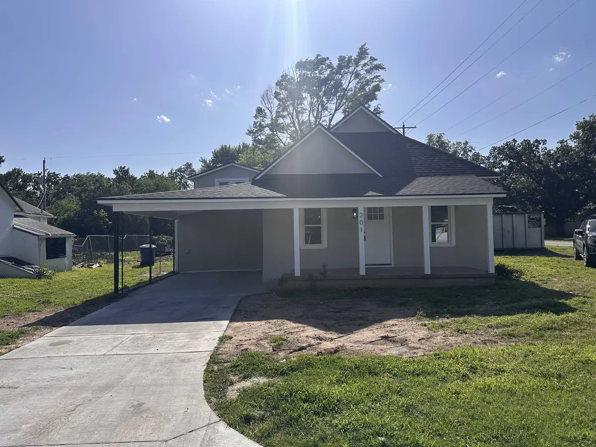 201 S 2nd St, Clearwater, KS 67026