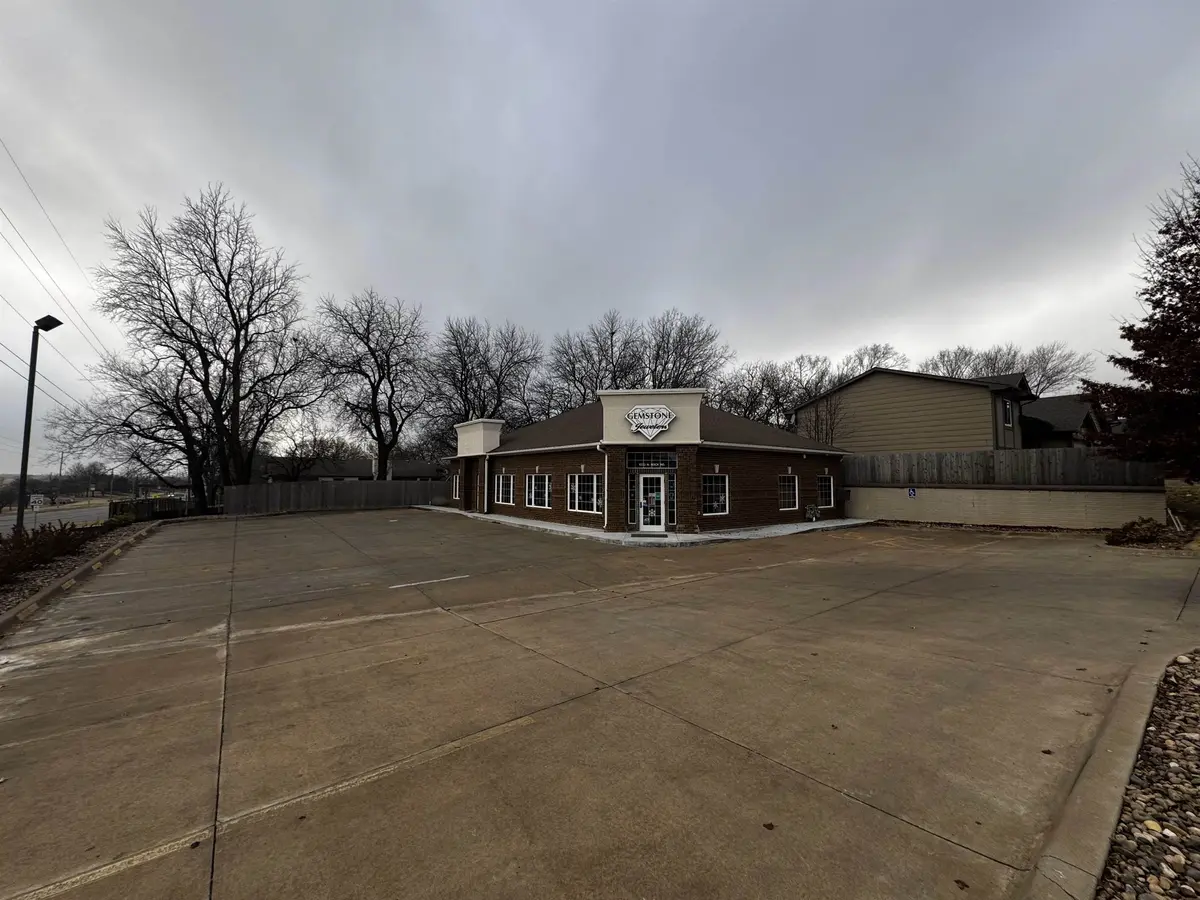 1033 N Rock Rd, Derby, KS 67037