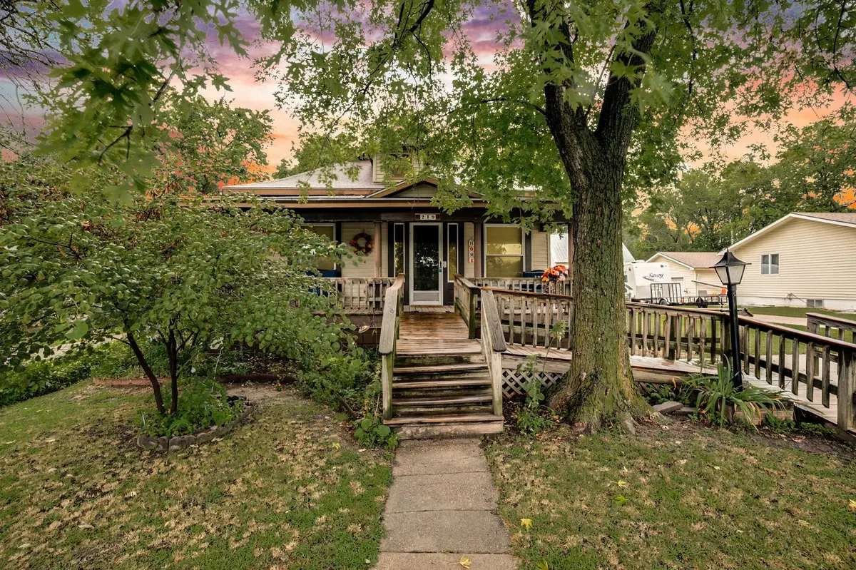 219 S Locust St, Whitewater, KS 67154