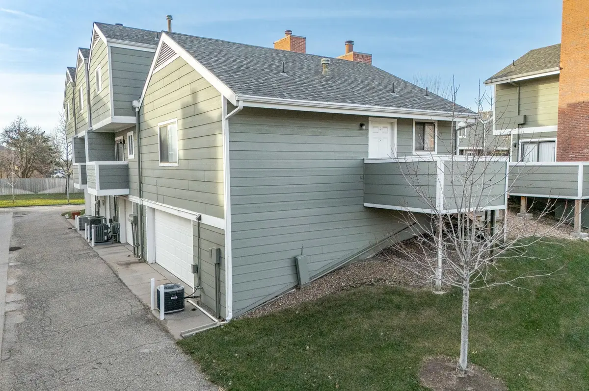 2021 N Broadmoor St, Wichita, KS 67206