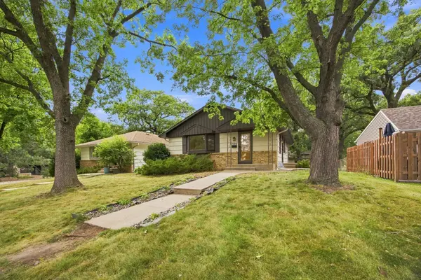 7720 Edgebrook DR, Saint Louis Park, MN 55426