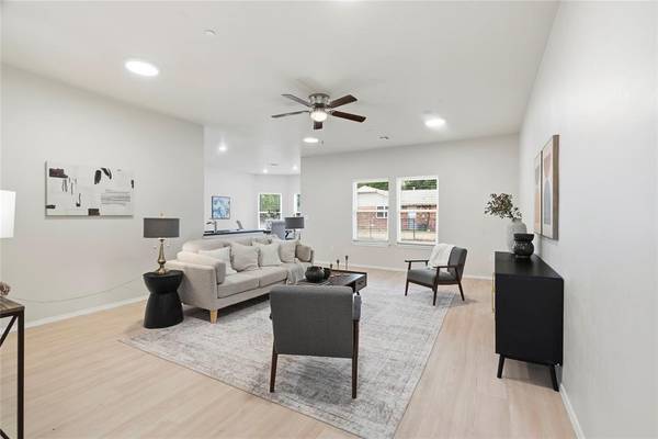 216 E Abbot LN, Mustang, OK 73064