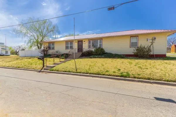 314 S 1st Street, Lincoln, KS 67455