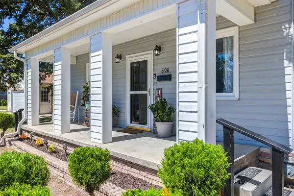 808 Park St, Salina, KS 64701