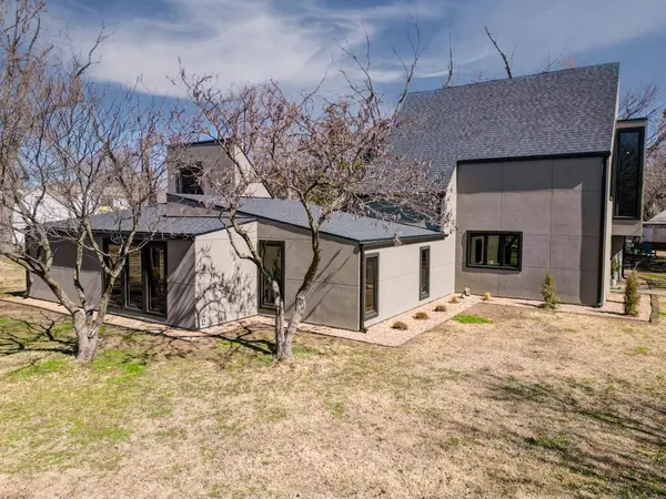 910 E 11th Ave, Winfield, KS 67156